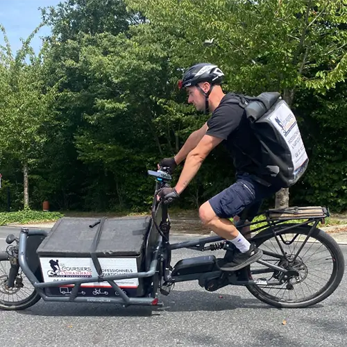 Jimmy de retour d'une livraison en plein été à Dinan.