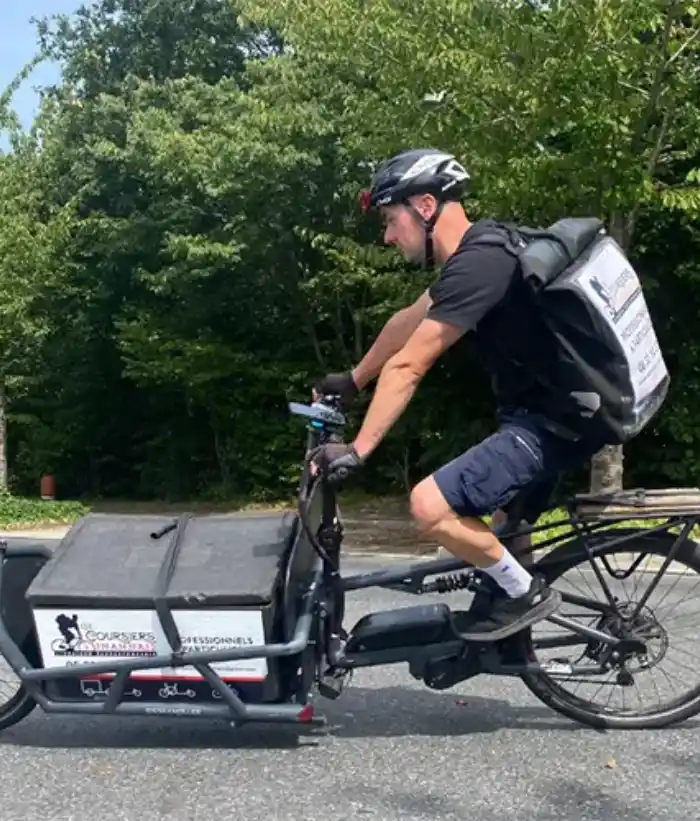 Jimmy cyclo-logisticien à Dinan de retour de livraison en plein été
