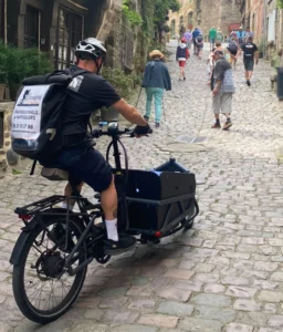 Jimmt Labbé en pleine livraison dans la rue du Jerzual à Dinan