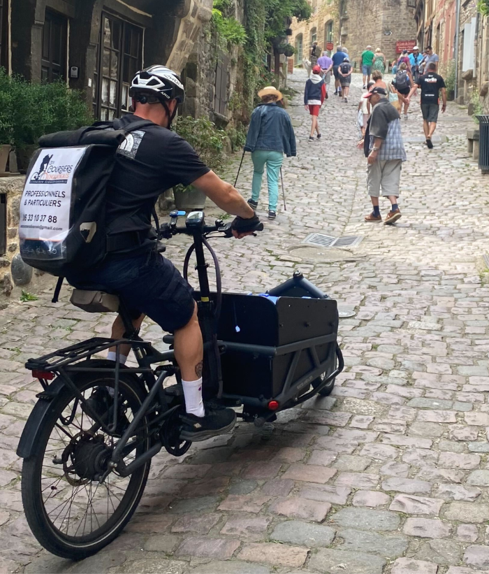 Jimmt Labbé en pleine livraison dans la rue du Jerzual à Dinan