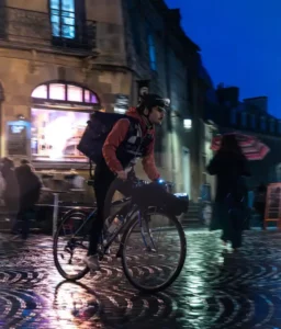 Livraison de repas en cours à Rennes, par Les Coursiers Rennais