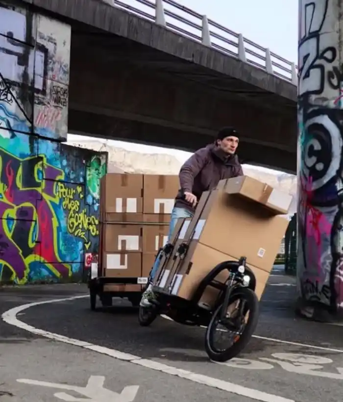 Livraison de colis à vélo cargo en cours à Annecy