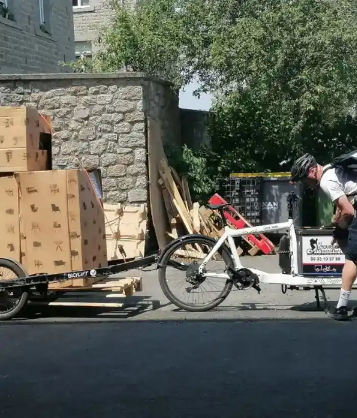Départ imminent d'un coursier à Dinan